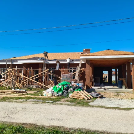 Одноэтажный жилой дом с навесом для авто и террасой